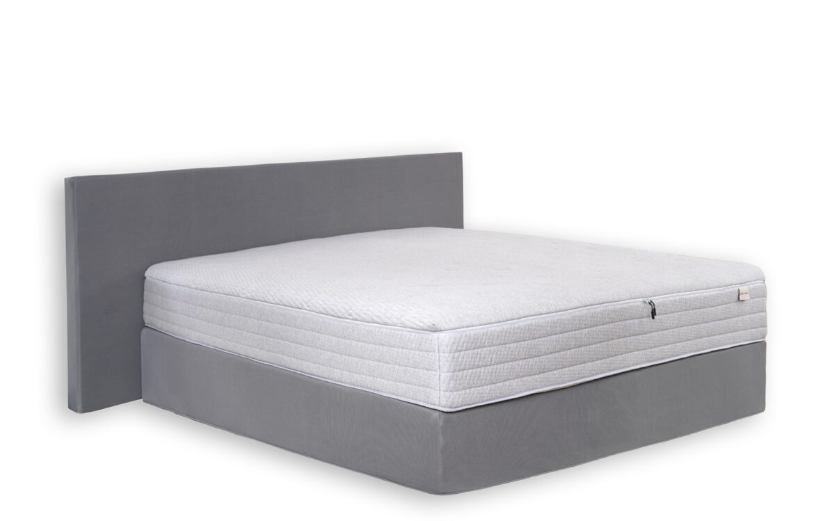 Letto su sfondo bianco